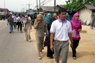 Local people react to the car bombing that killed two Phitak Witthaya Kumung School teachers Wednesday (July 24th) in Chanae, Narathiwat. In a statement, school director Sommai Jehwae said students adored the teachers and cried when they heard the news. 