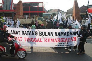 Para anggota Front Pembela Islam (FPI) menuntut penutupan sebuah spa di Mojokerto, Jawa Timur, selama bulan Ramadhan, pada tanggal 6 Juli. Kemarahan terhadap kelompok ini telah meningkat setelah sebuah kendaraan FPI menabrak dan menewaskan seorang wanita pada tanggal 18 Juli, setelah serangan razia di Jawa Tengah. [Saipul/AFP]