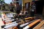 Polisi menyita puluhan senjata dari anggota FPI setelah kerusuhan di kabupaten Paciran, Lamongan, Jawa Timur, pada tanggal 12 Agustus. Empat puluh dua anggota FPI dan enam warga setempat ditangkap. [H.Manshuri/Khabar]