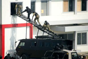 Anti-terror troops enter a building during a counterterrorism exercise at the Indonesia Peace and Security Center (IPSC) in Sentul, Bogor, on September 13th. The military is set to take a more active role in combating terrorism in Indonesia. [Bay Ismoyo/AFP]