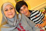 Norzihan Ahmad Latt mendirikan portal busana muslim Sheikha Hub setelah putranya yang berusia 15 tahun, Omar, menantangnya untuk menemukan hobi baru setelah Omar meninggalkan rumah untuk bersekolah di Melbourne. [Grace Chen/Khabar]