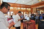 Para anggota Asosiasi Kuliner Melayu memulai pertemuan pertama mereka, di Hotel Royale Chulan di Kuala Lumpur, dengan doa. Kelompok ini didirikan oleh para juru masak untuk meningkatkan kesadaran keamanan hidangan dan meningkatkan standar profesional setelah insiden keracunan makanan yang fatal di Kedah. [Grace Chen/Khabar]