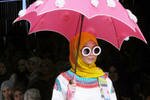 Seorang model mengenakan rancangan Dian Pelangi dari koleksi "Pop Batik” karyanya, yang terinspirasi oleh gaya era 1960-an, di Jakarta Fashion Week (JFW) 2014. "Saya ingin meyakinkan orang untuk merasa lebih bangga dengan batik,” kata Dian, mengenai tekstil tradisional Indonesia itu. [Cempaka Kaulika/Khabar]
