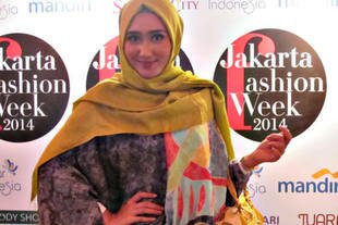 Dian Pelangi is pictured at JFW 2014. The 22-year-old designer was chosen to represent the Muslim wear sector in the Indonesian Fashion Forward programme last year. Her creations have international appeal and have even attracted non-Muslim customers. [Cempaka Kaulika/Khabar]