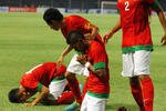 National team member Yabes Roni Malaifani (second from right) kneels and clasps his hands in prayer after scoring a goal during Indonesia's 2-0 victory over the Philippines in a Group G qualifying match in the AFC U-19 Championship at Gelora Bung Karno in Jakarta on October 10th. Coaches encouraged members of the team to pray in their own ways and respect other religions. [Nick Hanoatubun/Khabar]