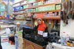 Pemilik toko Syarifah Banun (kanan) mengurusi tokonya di Pasar Tanah Abang, Jakarta Pusat pada tanggal 27 Oktober. Wanita keturunan Yaman berusia 47 tahun ini memulai bisnis pada tahun 2002 setelah kehilangan properti dan bisnis-bisnisnya dalam krisis keuangan 1997-1998. [Ismira Lutfia Tisnadibrata/Khabar]