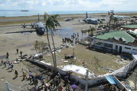 Para korban selamat topan Haiyan bersiap menaiki pesawat C-130 milik Australia dan AS untuk meninggalkan Tacloban yang porak poranda karena badai pada tanggal 18 November. [Foto milik Marinir AS]