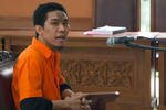 Separiano, tersangka dalam komplotan untuk mengebom Kedutaan Besar Myanmar di Jakarta, berbicara pada hari pertama sidangnya di Jakarta pada tanggal 6 November. Dia mengatakan kepada pengadilan bahwa dia menggunakan uang yang disumbangkan selama kelompok studi Islam (Majelis Taklim) untuk membeli bahan peledak. [Bay Ismoyo/AFP]