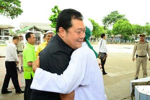 Former insurgent leader Haji Berto Betong (right) hugs Southern Border Provinces Administration Centre (SBPAC) Secretary General Tawee Sodsong after his release. [Ahmad Ramansiriwong/Khabar]