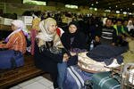 Para buruh migran menunggu di bandara Soekarno-Hatta di Jakarta pada Desember 2007. Pemerintah Indonesia telah mulai memulangkan ribuan pekerja migran Indonesia yang tidak memiliki dokumen resmi dan diusir dari Arab Saudi sesuai dengan ketentuan hukum pemburuhannya yang baru dan kaku. [Adek Berry/AFP]