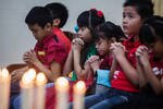 Anak-anak menghadiri kebaktian di gereja Banda Aceh pada tanggal 18 Desember. Umat Kristen di Indonesia sedang bersiap-siap menyambut Natal, di bawah bayangan peringatan dari polisi bahwa para ekstrimis Islam kemungkinan akan menargetkan jemaat di perayaan Natal dan Tahun Baru di Jakarta dan wilayah lain dari negara ini. [Chaideer Mahyuddin/AFP]