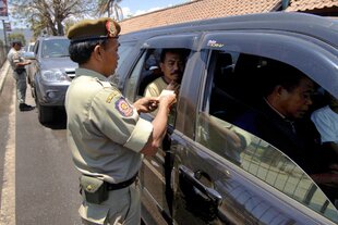 Police check identities of motorists in Jembrana, Bali in October 2007. A debate is unfolding in Indonesia about whether national identity cards should continue to list religious affiliation. [Sonny Tumbelaka/AFP]