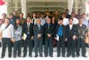 Gubernur Aceh Zaini Abdullah dan Wali Provinsi Malik Mahmud Al-Haythar (keempat dan kelima dari kiri) berpose dengan delegasi Filipina di Banda Aceh pada tanggal 18 Desember. [Nurdin Hasan/ Khabar].