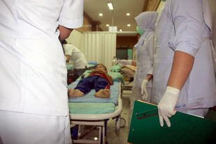 Medical staff at Mai Kaen Hospital in Narathiwat prepare to examine the body of six-year-old shooting victim Iliyas Maman. The boy and his two brothers were killed in an ambush on Monday (February 3rd). [Rapee Mama/Khabar]
