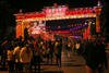 Para pengunjung Festival Imlek di Solo merayakan Tahun Baru Cina. Festival ini diadakan dari tanggal 23 Januari sampai 29 Januari. [Yenny Herawati/Khabar]