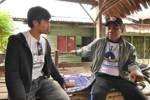Legislative candidate Sudarianto (right) meets with a local resident in Loru village, Central Sulawesi, on January 30th. [M. Taufan S.P. Bustan/Khabar] 