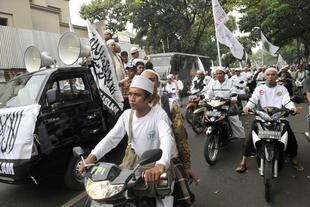 Para pendukung Front Pembela Islam (FPI) berunjuk rasa di luar kedutaan Myanmar di Jakarta pada bulan Juli 2013. Pada tanggal 17 Februari tahun lalu, para aktivis FPI memprotes sebuah diskusi di Semarang mengenai buku tentang Tan Malaka, tokoh sejarah Indonesia yang kontroversial. [Romeo Gacad/AFP]