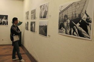 Seorang pengunjung di sebuah galeri di Jakarta memandang hasil foto oleh wartawan foto Greg Constantine, yang menangkap penderitaan kaum Rohingya yang dianiaya di Myanmar dan Bangladesh. [Ismira Lutfia Tisnadibrata/Khabar]