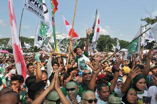 Para pendukung Partai Kebangkitan Bangsa (PKB) turun ke jalan di Jakarta pada tanggal 24 Maret. PKB merupakan salah satu dari lima partai berbasis agama yang bersaing di dua tahap pemilu Indonesia 2014. [Adek Berry/AFP]