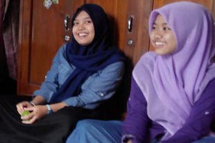 Oxi Ramadani (kiri) dan Anisa Nur Khasanah membahas pembuatan film mereka 