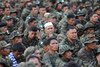 Para pemberontak dari Front Pembebasan Islam Moro (MILF) ikut dalam aksi turun ke jalan pada 27 Maret di Sultan Kudarat, Filipina untuk mendukung perjanjian damai dengan pemerintah Filipina. [Ted Aljibe/AFP]