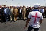 Para ulama dan pemimpin agama lainnya berdemonstrasi menentang Negara Islam Irak dan Levant (ISIL) di luar kantor PBB di Arbil, Irak pada tanggal 24 Juli. [Safin Hamed/AFP] 