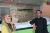  As-Siddeek Islamic Co-operative Limited Financial officer Sulaiman Oromlong (right) with customer Suwanna Laetha (left) and a teller at AIC's main branch in Hat Yai. [Somchai Huasaikul/Khabar] 