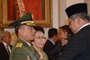 Presiden Susilo Bambang Yudhoyono mengucapkan selamat kepada Jenderal Moeldoko setelah pelantikannya sebagai panglima militer pada Mei 2013. Moeldoko mengatakan bahwa mengamankan perbatasan Indonesia sangat penting untuk menghentikan penyebaran jerat Negara Islam Irak dan Suriah (ISIS) ke Asia Tenggara. [Adek Berry/AFP] 