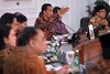  Presiden Joko Widodo, yang terlihat sedang memimpin rapat kabinet pertamanya di istana presiden di Jakarta, Senin (27 Oktober), harus mengatasi masalah dukungan dalam negeri untuk Negara Islam Irak dan Suriah (ISIS), di antara tantangan lainnya. [Cahyo Sasmito/AFP/SETPRES] 