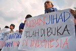  Protesters show placards reading "the Jihad battlefield has opened in Indonesia" in a show of support for soon-to-be executed Bali bombers in November 2008. A group of 300 ulemas gathered at a December 6th to 8th conference in Depok to address the problem of jihadism and to strengthen domestic counterterrorism efforts. [Wawan Irawan/AFP] 