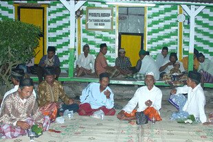 Islamic clerics in East Java discuss how pesantren and madrassa can prevent the rise of Islamic radicalism in the region, in a June 28th meeting at the Pesantren Ar-Mubtadin, Madiun. [Yenny Heriawati/Khabar].