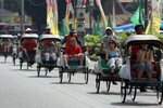 A procession of pedicabs carries tourists from Malioboro Street to Yogyakarta Palace on June 30th. Such events are held periodically to promote tourism in Yogyakarta, a historic Javanese city, where tourism officials are teaching pedicab drivers about strong international communication skills. [Arunglantara/Khabar].