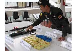 In addition to the nearly 40,000 methamphetamine pills, police recovered weapons and vehicles. [Ahmad Ramansiriwong/Khabar]