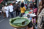 Yogyakarta Mayor Haryadi Suyuti (centre, wearing a black cap) enjoys the atmosphere of the Ramadan seasonal market at Kampong Jogokaryan, Yogyakarta on July 20th. [Arunglantara/Khabar].