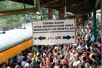 Travelers wait for a train on one of Tanah Abang Station's platforms that will take them back to their hometowns. An estimated 16 million people will be returning to their hometowns during this year's Lebaran holiday. [Zahara/Khabar].