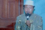 Nurkholis, an Islamic leader in Madiun, strongly condemned the bombing in Surakarta during the Muslim celebration. The picture above captures Nurkholis speaking in front of devotees during an Idul Fitri prayer on August 20th, 2012. [Yenny/Khabar].