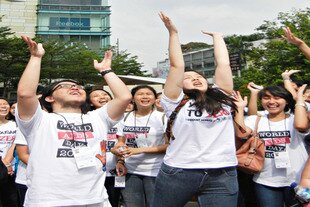 Students from Atma Jaya University in Jakarta react after releasing doves to symbolise their hope that people with HIV/AIDs can live without discrimination. The flight of the doves preceded a 4.8km student march on November 25th to raise awareness about the disease. [Cempaka Kaulika/Khabar]
