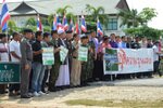 Residents and security officials gathered in Narathiwat on March 9th to stage a peace rally ahead of government negotiations with a Deep South insurgency group. [Rapee Mama/Khabar]