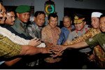 Former vice president Jusuf Kalla (centre, in brown shirt) poses with local security and religious leaders in Makassar after a February 14th meeting to discuss attacks on churches in the city, and efforts to tighten security in the region. [Yenny Herawati/Khabar].