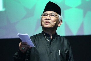 Pesantem Lasem principal Musthofa Bisri performs a poetry reading about tolerance in Indonesia. [Yudah Prakoso/ Khabar].