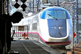 A bullet train arrives at Sendai Station in Miyagi Prefecture, Japan. Indian Prime Minister Manmohan Singh signed an agreement Wednesday (May 29th) with his Japanese counterpart Shinzo Abe on a joint feasibility study that could bring Japan's bullet-train technology to Indian railway. [Kazuhiro Nogi/AFP]