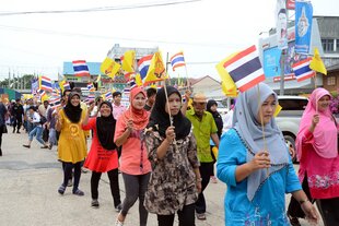 Narathiwat residents turned out for a peace rally on Saturday (June 22nd), calling for an end to the bloodshed that has spread fear across the Deep South. According to a local peace activist, extremists in the area are revealing themselves as 