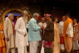 Jero Wacik (centre, in brown), a priest from Gianyar, Bali, greets other participants at the second World Hindu Summit at the Bali Arts Centre in Denpasar on June 14th. As many as 500 Hindu leaders from around the globe attended the summit. [Ni Komang Erviani/Khabar].