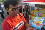 Daree Sa-ah displays a box of Dadih pudding from Malaysia at the fifth annual Phuket Andaman Halal for Tourism 2013. He came to stock up on products he knew would be authentically halal. [Somchai Huasaikul/Khabar]