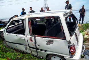 Investigators examine the Daihatsu subcompact bombed Wednesday morning (July 24th) by suspected insurgents in Narathiwat. The attack killed Phitak Witthaya Kumung School teachers Nayeeha Yeera, 38, and Noorayaharn Awae, 44. [Rapee Mama/Khabar]