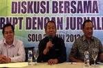 Head of the National Counter-Terrorism Agency Ansyaad Mbai addresses journalists in Solo, Central Java, on June 26th. Ansyaad warned citizens about a new development regarding the use of liquid bombs by terrorists in the region. [M. Wismabrata/Khabar]