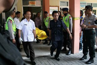 Hospital personnel carry the body of a suspected terrorist shot by police in Tulungagung, East Java on July 22nd. Indonesians are on edge ahead of Idul Fitri festivities, fearing potential attacks, after a series of recent security incidents. [M.Andika/Khabar]