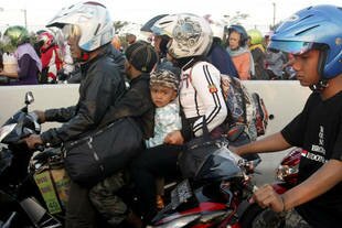 Thousands of Indonesians arrive Tuesday (August 6th) on motorcycles at the toll gate of the Suramadu Bridge in Surabaya as they return home for Idul Fitri celebrations. National police said Sunday (August 11th) there were at least 471 traffic fatalities during the Idul Fitri exodus. [Juni Kriswanto/AFP]