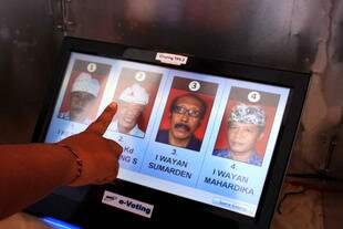 A voter uses touch-screen technology in the village chief election in Mendoyo Dangin Tukad in Jembrana, Bali, on July 29th. [Ni Komang Erviani/Khabar] 
