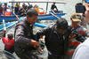 Para petugas penyelamat membantu seorang pendatang di sebuah dermaga di Cidaun, Jawa Barat, pada 24 Juli, setelah kapal yang ditumpanginya tenggelam. Indonesia menyelenggarakan konferensi dengan para wakil dari Australia - tujuan utama para pencari suaka - dan negara-negara lain di kawasan untuk merundingkan masalah yang makin parah ini. [Foto AFP]